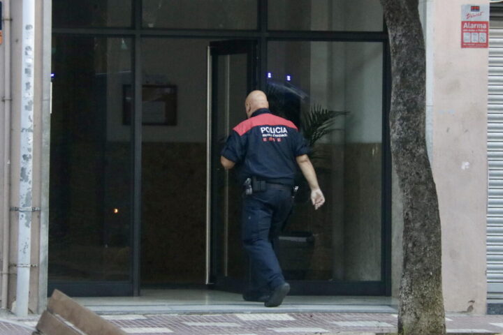 Un agent dels Mossos entra en un dels edificis on es fa un escorcoll a Mataró (fotografia: Jordi Pujolar).