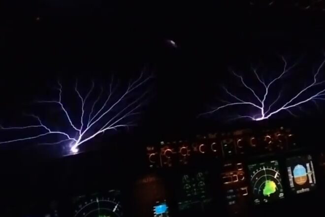 [VÍDEO] L’espectacular tempesta elèctrica a Barcelona des de la cabina d’un avió