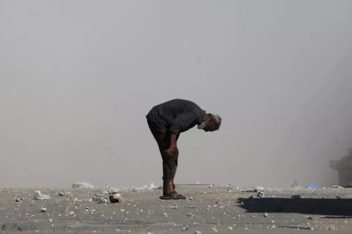 Camp de refugiats de Bureji, juny de 2025. Un palestí comprova si està ferit després d'un bombardament (Eyad Baba AFP).