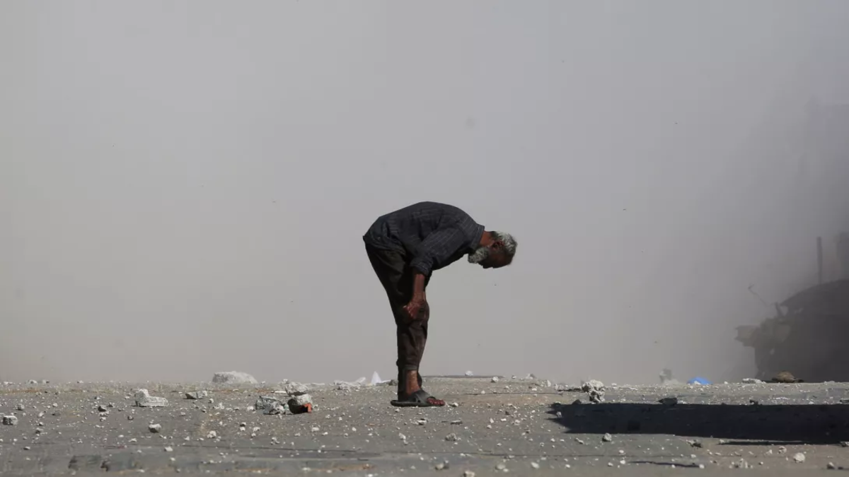 Camp de refugiats de Bureji, juny de 2025. Un palestí comprova si està ferit després d'un bombardament (Eyad Baba AFP).