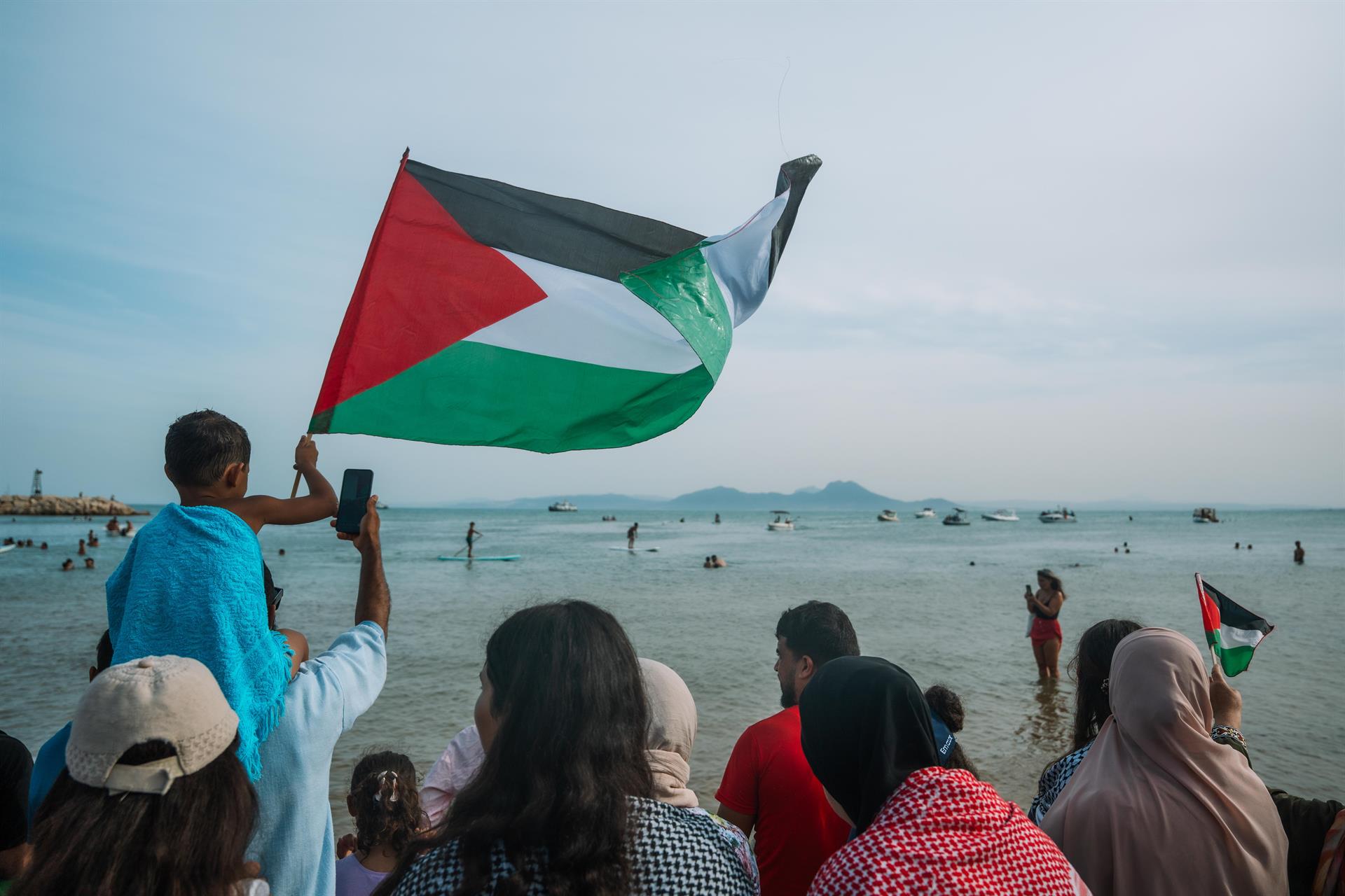 Ciutadans tunisians reben la Global Sumud Flotilla quan arriba al port de Sidi Bou Said (fotografia: Europa Press / Hasan Mrad).