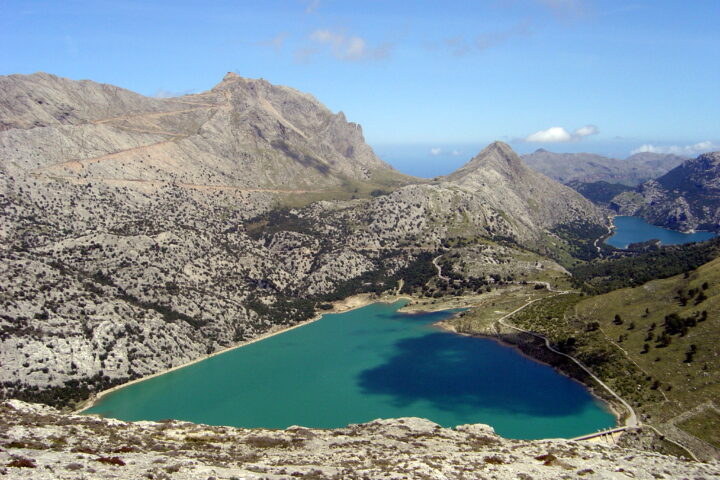 L'embassament de Cúber, a Mallorca (fotografia: Antoni Sureda, CC BY-SA 3.0, via Wikimedia Commons).