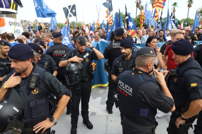 Irrellevància i crispació: l’extrema dreta passa desapercebuda en la manifestació de la Diada