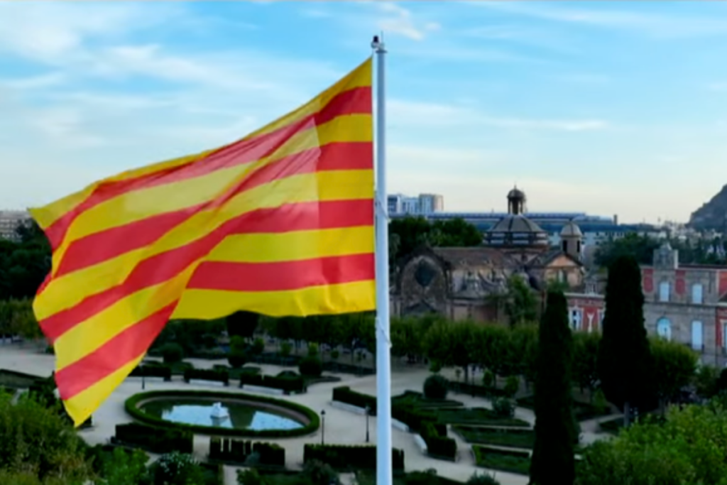 [VÍDEO] El parlament inaugura els actes de la Diada estrenant una senyera de grans dimensions