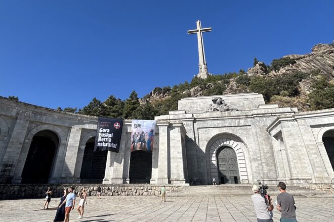 [VÍDEO] Una acció d’independentistes bascs al Valle de los Caídos recorda els darrers afusellats pel franquisme