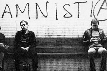 Metro de Barcelona, 1976, de Gol, fotògraf contracultural, una imatge llibertària i alhora un avís dels silencis a venir.