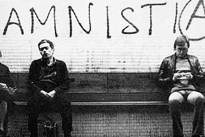 Metro de Barcelona, 1976, de Gol, fotògraf contracultural, una imatge llibertària i alhora un avís dels silencis a venir.