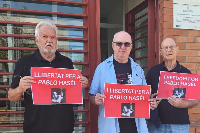Un grup internacional de catedràtics visita Pablo Hasél a la presó de Lleida i en critica l’empresonament