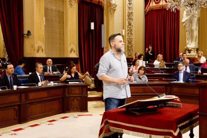 José María García pren possessió com a diputat d’Unides Podem a les Illes en substitució de Cristina Gómez