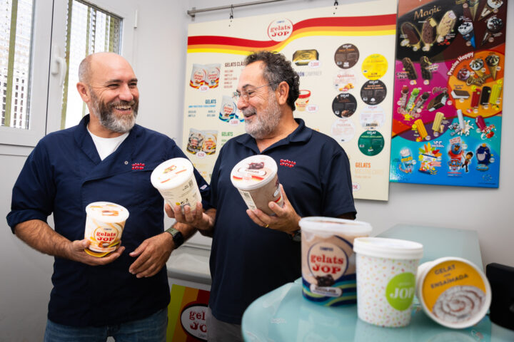 Francisco Calzado, el gelater, i Mateu Obrador, soci de gelats JOP (fotografia: Martí Gelabert).