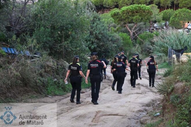 Activat un macrodispositiu per a desallotjar més d’un centenar de persones d’un campament de Mataró