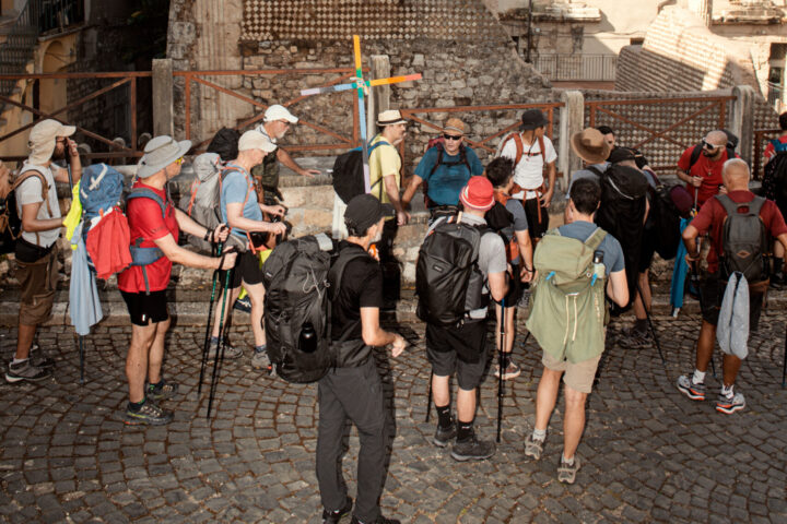 Els pelegrins, amb la creu de l'arc de Sant Martí, al nucli històric de la ciutat italiana de Terracina, anant cap al Vaticà (fotografia: Caimi & Piccinni/The Washington Post).