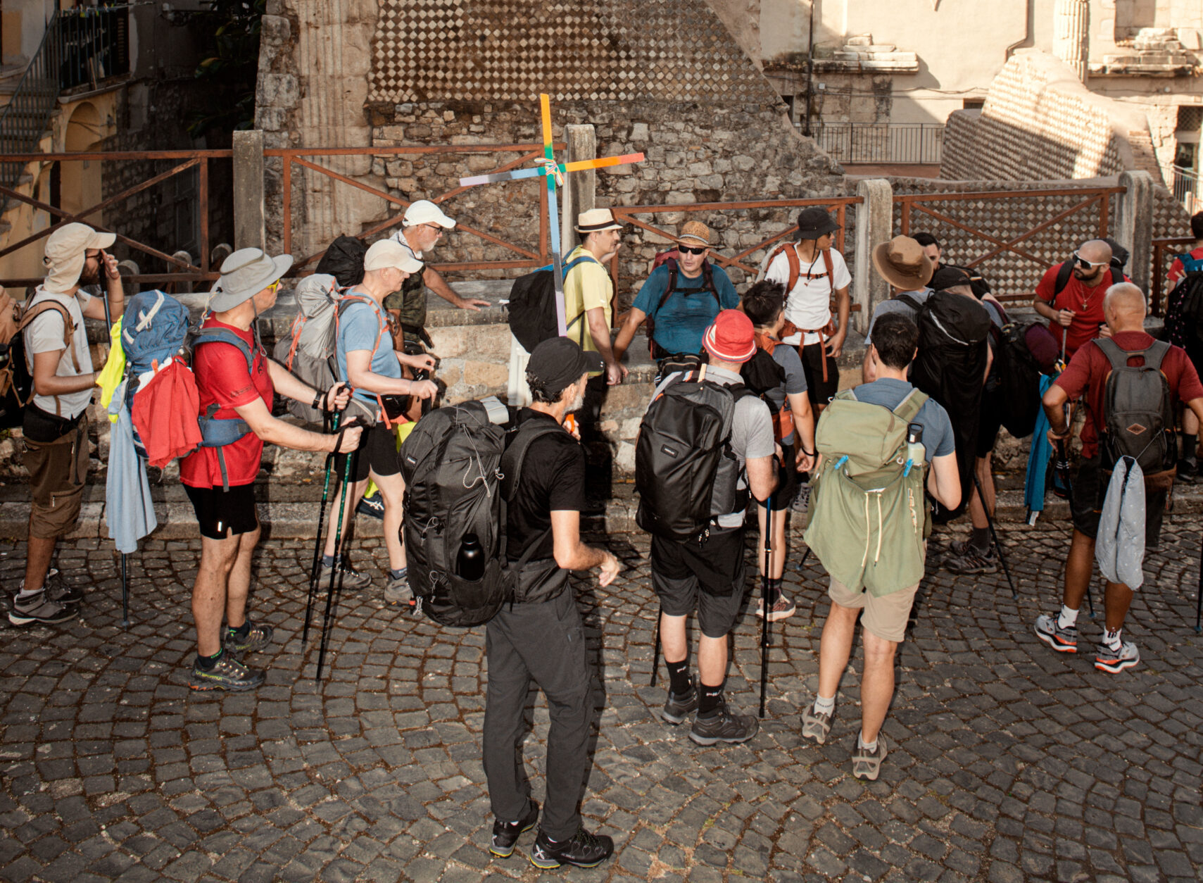Els pelegrins, amb la creu de l'arc de Sant Martí, al nucli històric de la ciutat italiana de Terracina, anant cap al Vaticà (fotografia: Caimi & Piccinni/The Washington Post).