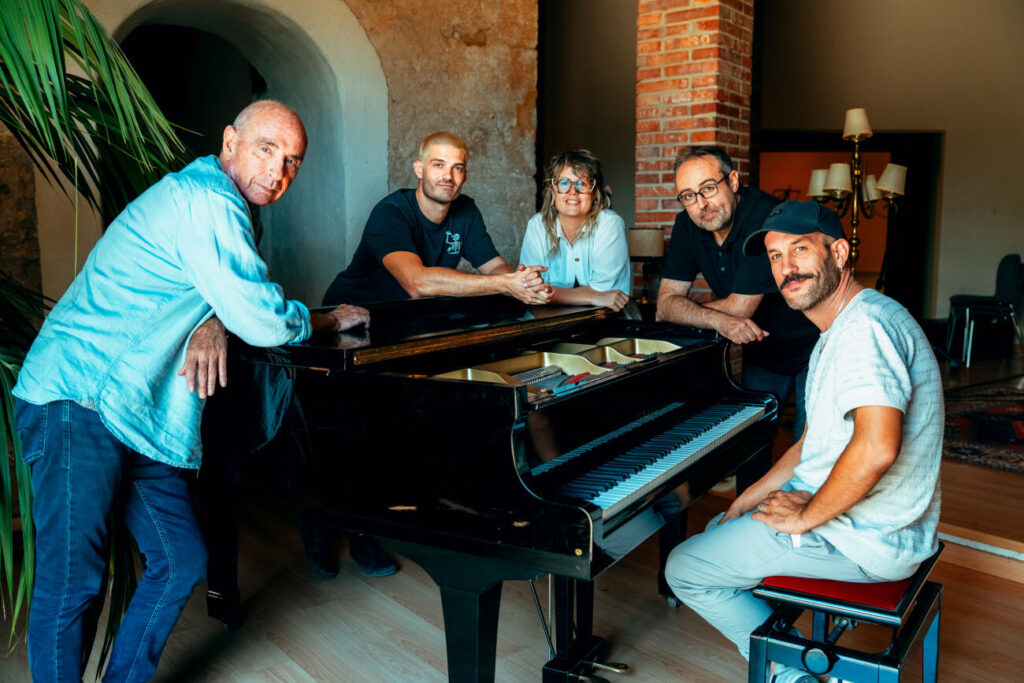 Llach, Roger Mas i els Catarres publiquen una nova versió de “País estrany” per la Diada