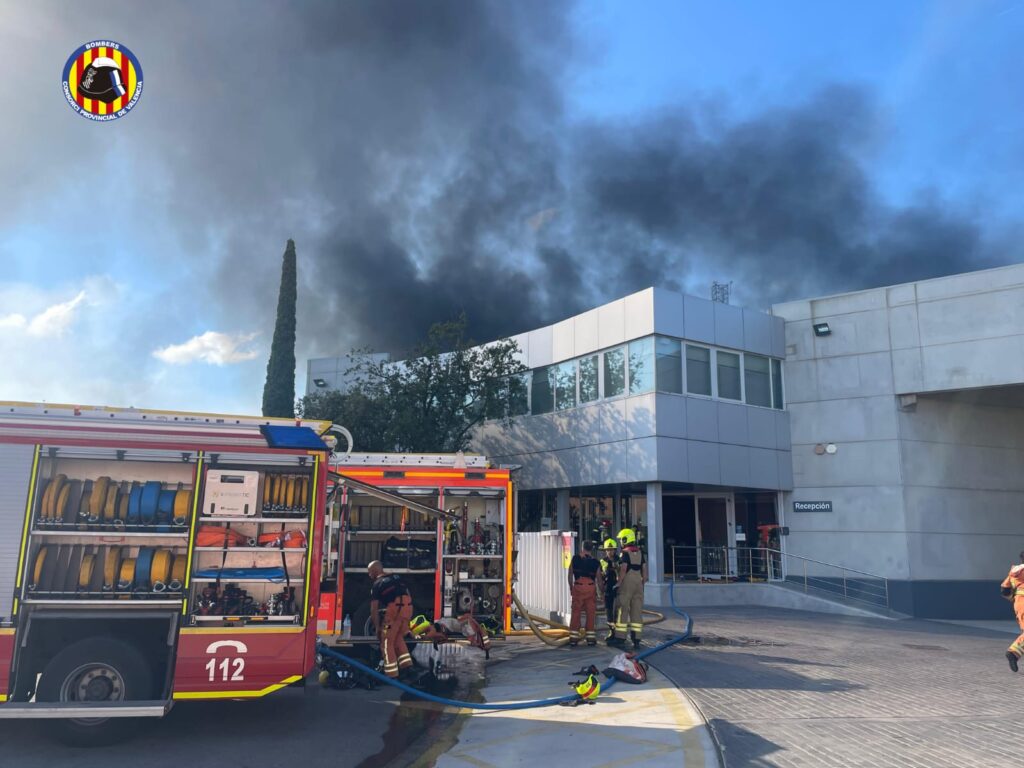 Els bombers treballen per extingir un incendi industrial a Albuixec
