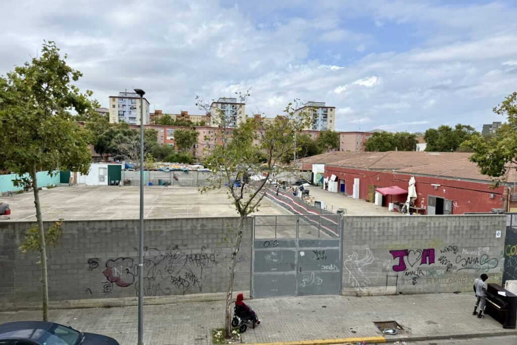 Un petit incendi crema al recinte de l’antic B9 de Badalona