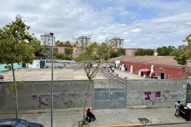 Un petit incendi crema al recinte de l’antic B9 de Badalona