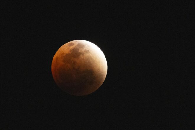 Els núvols no deixen veure amb claredat l'eclipsi