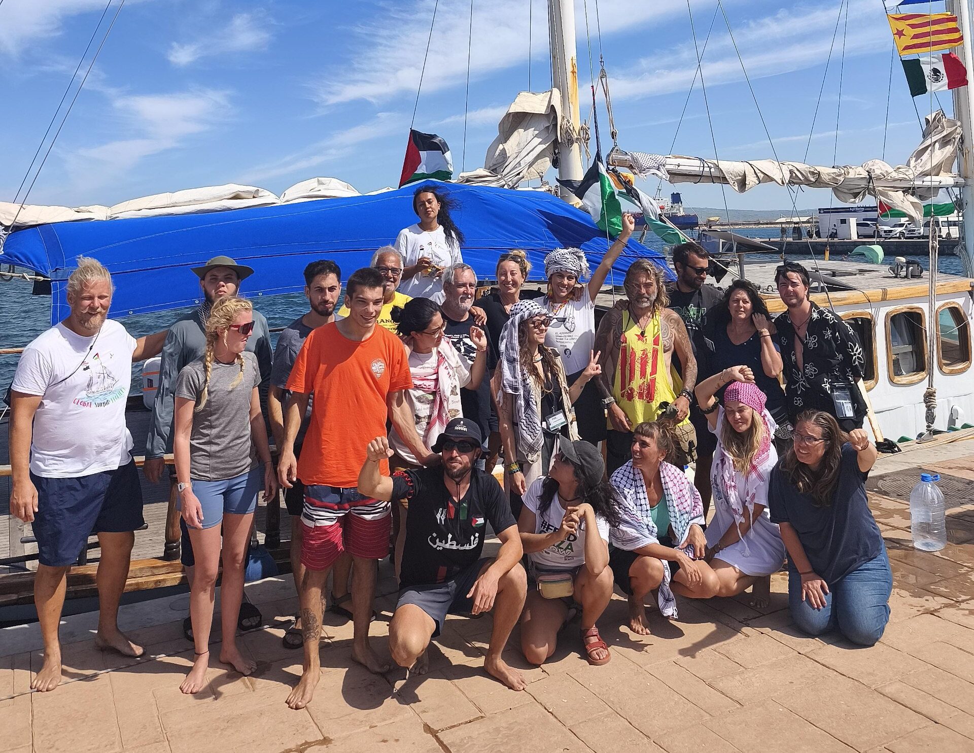 Els integrants del vaixell Adara, on Jordi Coronas (ERC) n'és el capità (fotografia: Jordi Coronas).