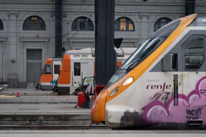 El temporal d’aquesta matinada causa interrupcions en línies de tren i deixa sense llum un miler d’abonats