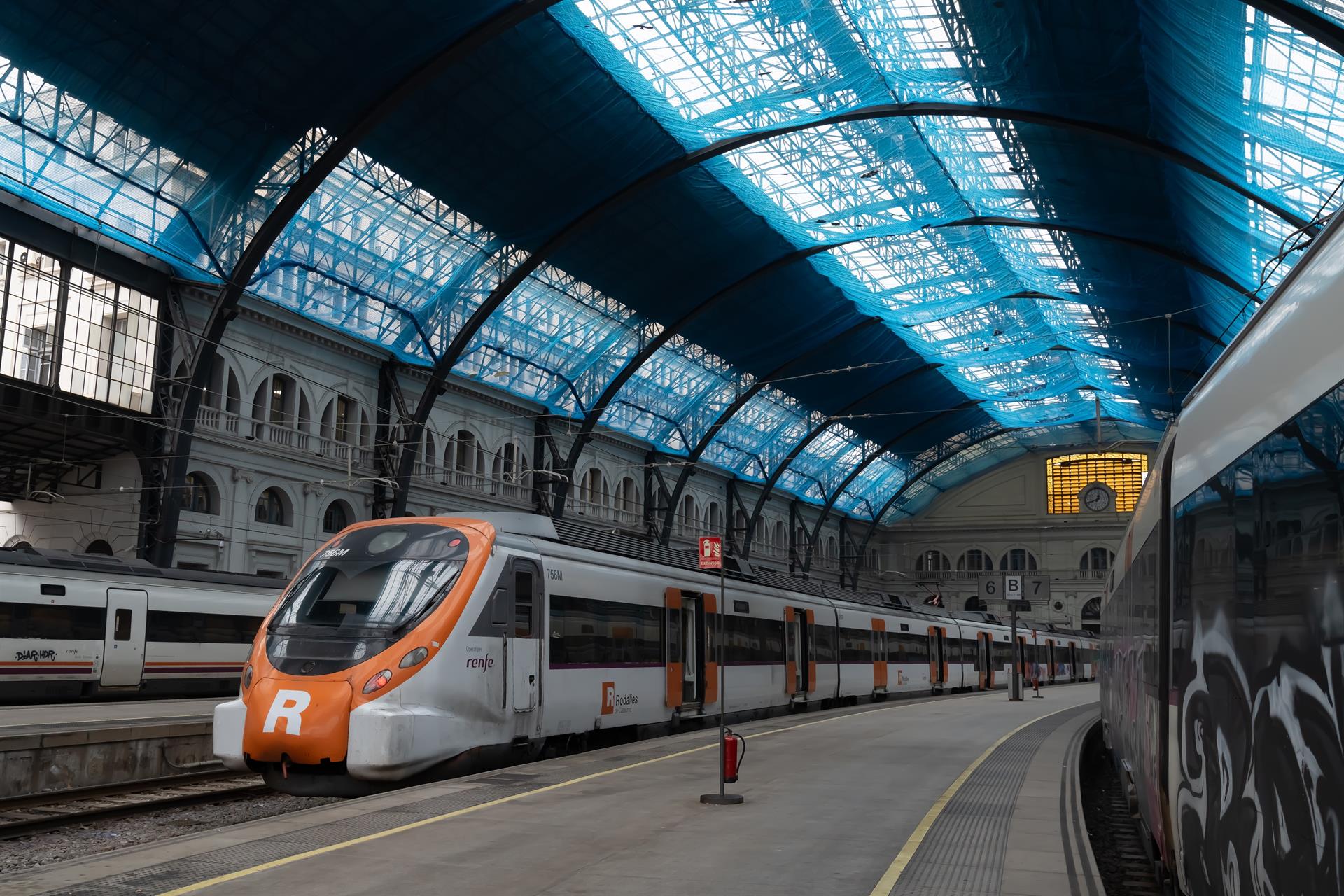 Un tren de Rodalia a l'estació de França (fotografia: Europa Press / David Zorrakino).