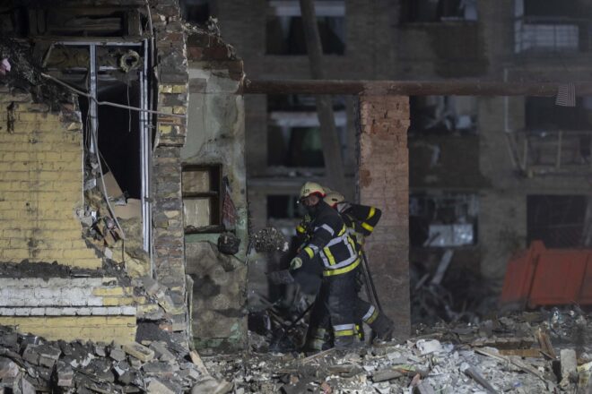Almenys dos morts i disset ferits en un bombardament rus que ha incendiat la seu del govern a Kíiv
