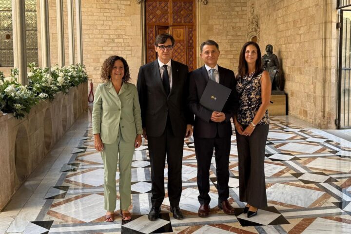 Jordi Ribas i la seva dona, amb el president Salvador Illa i la consellera Sònia Hernández (fotografia: Institut Ramon Llull).