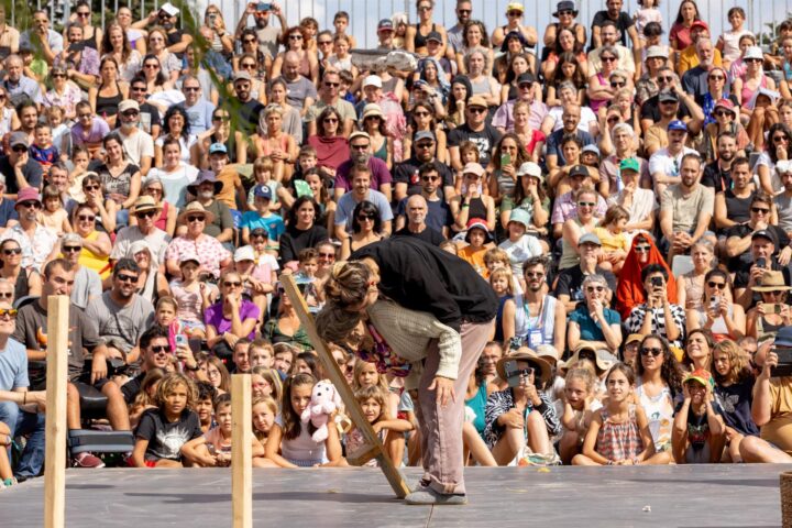Imatge d'un espectacle de la companyia Maleta Company a la Fira Tàrrega 2025 (fotografia: Núria Boleda).