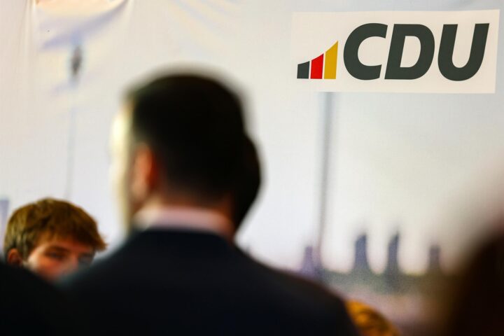 Les sigles de la Unió Demòcrata Cristiana (CDU) de Renània del Nord-Westfàlia en un mur publicitari del partit, a Düsseldorf (Fotografia: Christoph Reichwein/dpa)