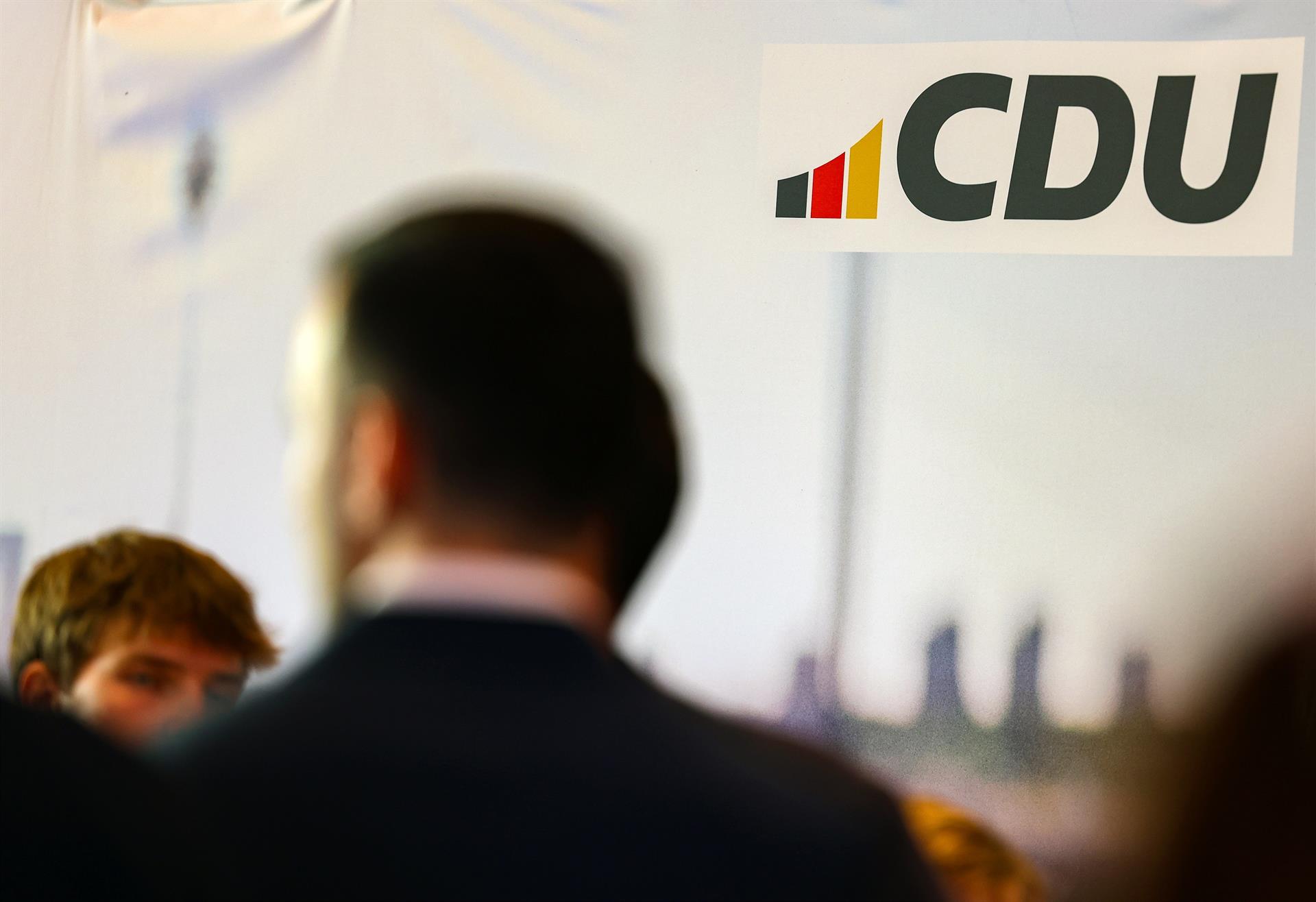Les sigles de la Unió Demòcrata Cristiana (CDU) de Renània del Nord-Westfàlia en un mur publicitari del partit, a Düsseldorf (Fotografia: Christoph Reichwein/dpa)