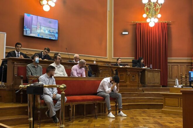 Els cinc acusats de violacions grupals a Castelldefels accepten penes fins a vuit anys de presó