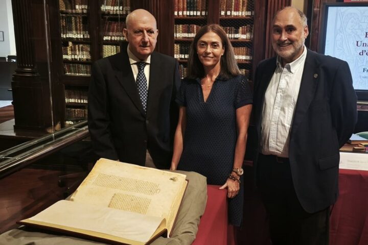 Presentació de la investigació de la miscel·lània jurídica amb versions dels Furs del Regne de València dels segles XV i XVI. D'esquerra a dreta: Francisco Gimeno, Cristina Tomás i Carlos Hermenegildo.