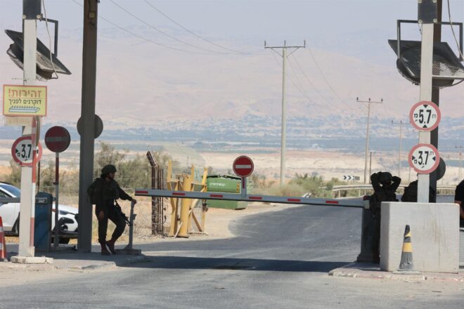 Israel tanca dos passos fronterers amb Jordània per la mort de dos militars en un atac