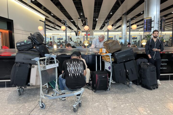 Viatgers a l'aeroport de Heathrow, Londres (fotografia: Maja Smiejkowska/PA Wire/dpa).