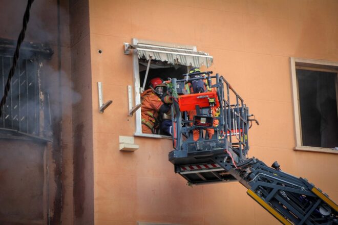 Un incendi en un edifici de Torrent, precintat i en ruïnes per la gota freda, causa dos ferits