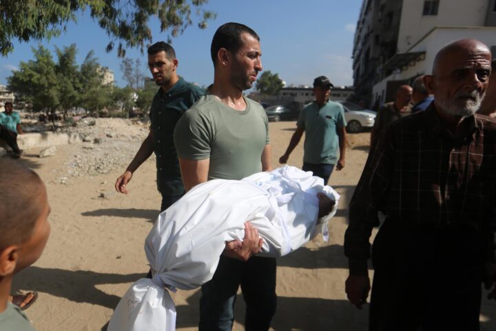Lliurament d'un cadàver en un hospital de Gaza (fotografia: Europa Press / Rizek Abdeljawad).