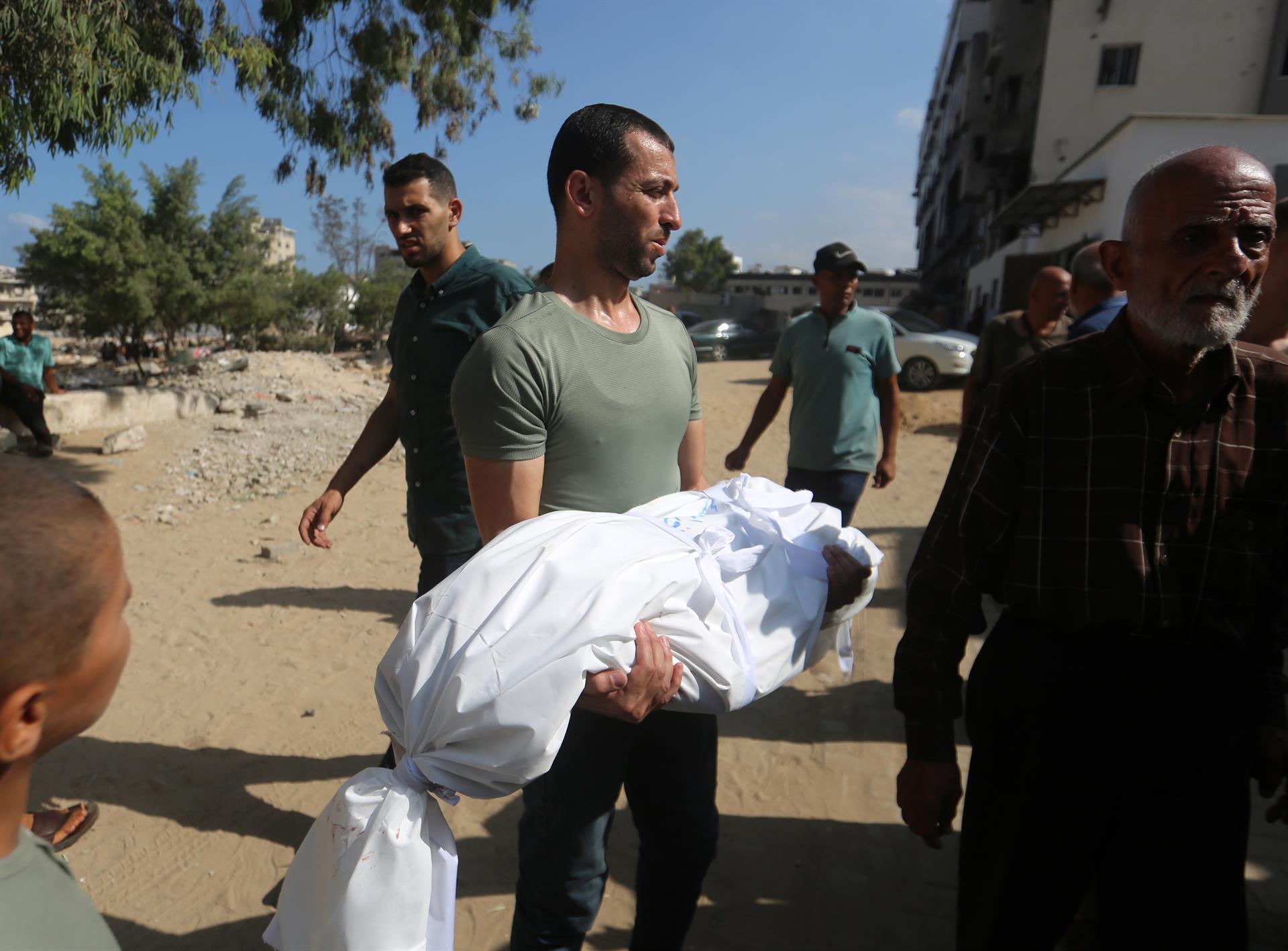 Lliurament d'un cadàver en un hospital de Gaza (fotografia: Europa Press / Rizek Abdeljawad).