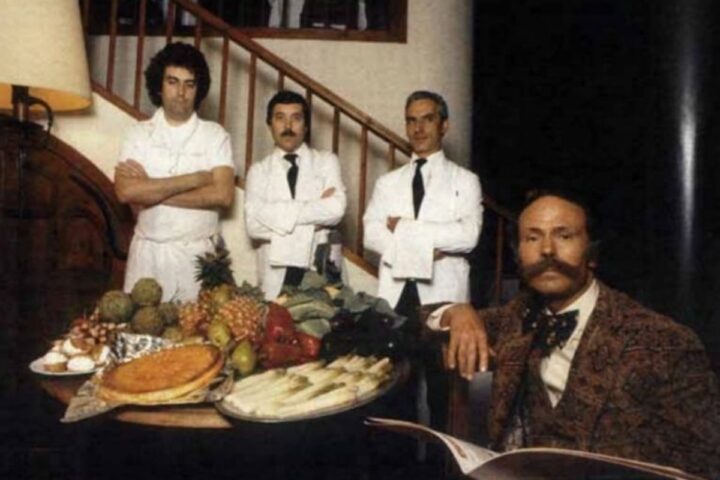 Ramon Cabau amb l'equip del restaurant, encapçalat pel xef Josep Bullich (a l'esquerra).