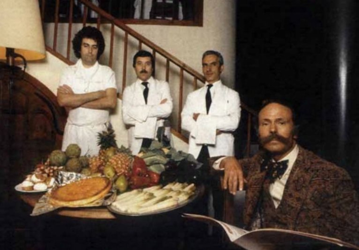 Ramon Cabau amb l'equip del restaurant, encapçalat pel xef Josep Bullich (a l'esquerra).