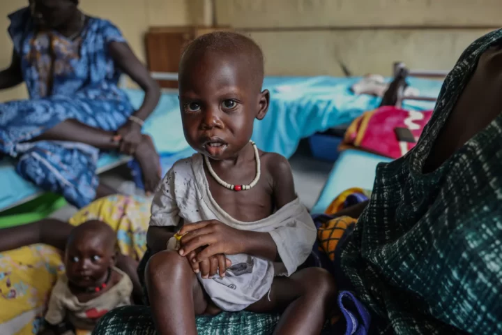 N'Adut Duor, de catorze mesos, seu a la falda de la seva mare a la maternitat de l'Hospital Bunj a Maban, al Sudan del Sud, aquest agost (fotografia: Caitlin Kelly/The Associated Press/The Washington Post).