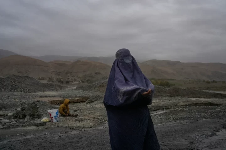 Una dona demana almoina al voral d'una carretera a l'Afganistan, el novembre passat, acompanyada d'un nen. A l'Afganistan dels talibans, les dones han d'anar acompanyades d'un home a la gran majoria d'espais públics, encara que es tracti d'un infant (fotografia: Carolyn Van Houten/The Washington Post).