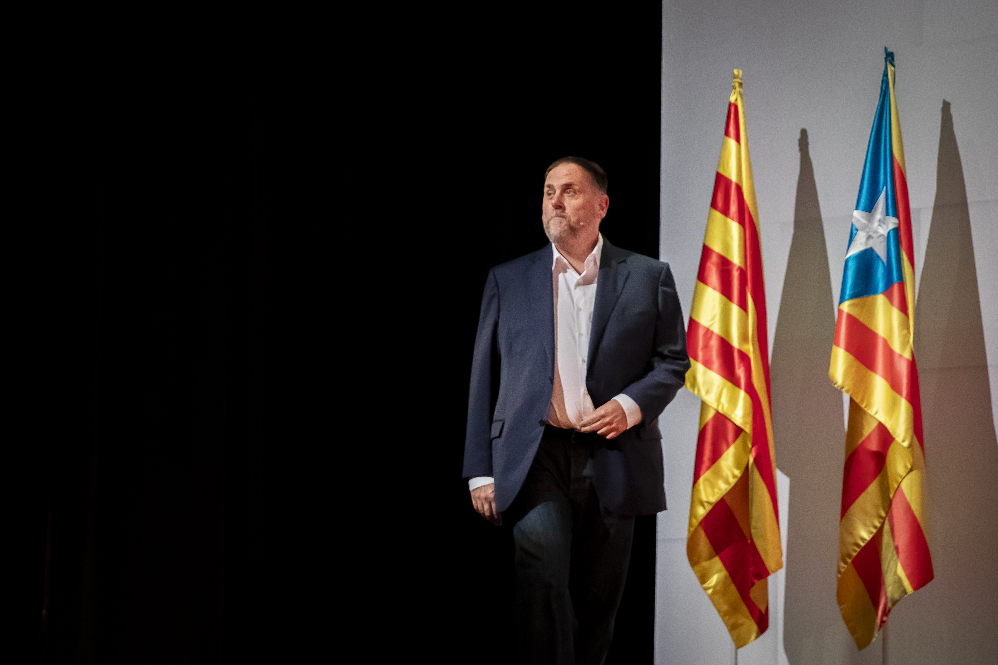 Oriol Junqueras, amb la senyera i l'estelada (fotografia: Albert Salamé)
