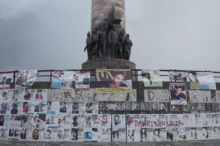 Mur amb fotografies de desapareguts en una plaça de Guadalajara (fotografia: Luis Antonio Rojas/The Washington Post).