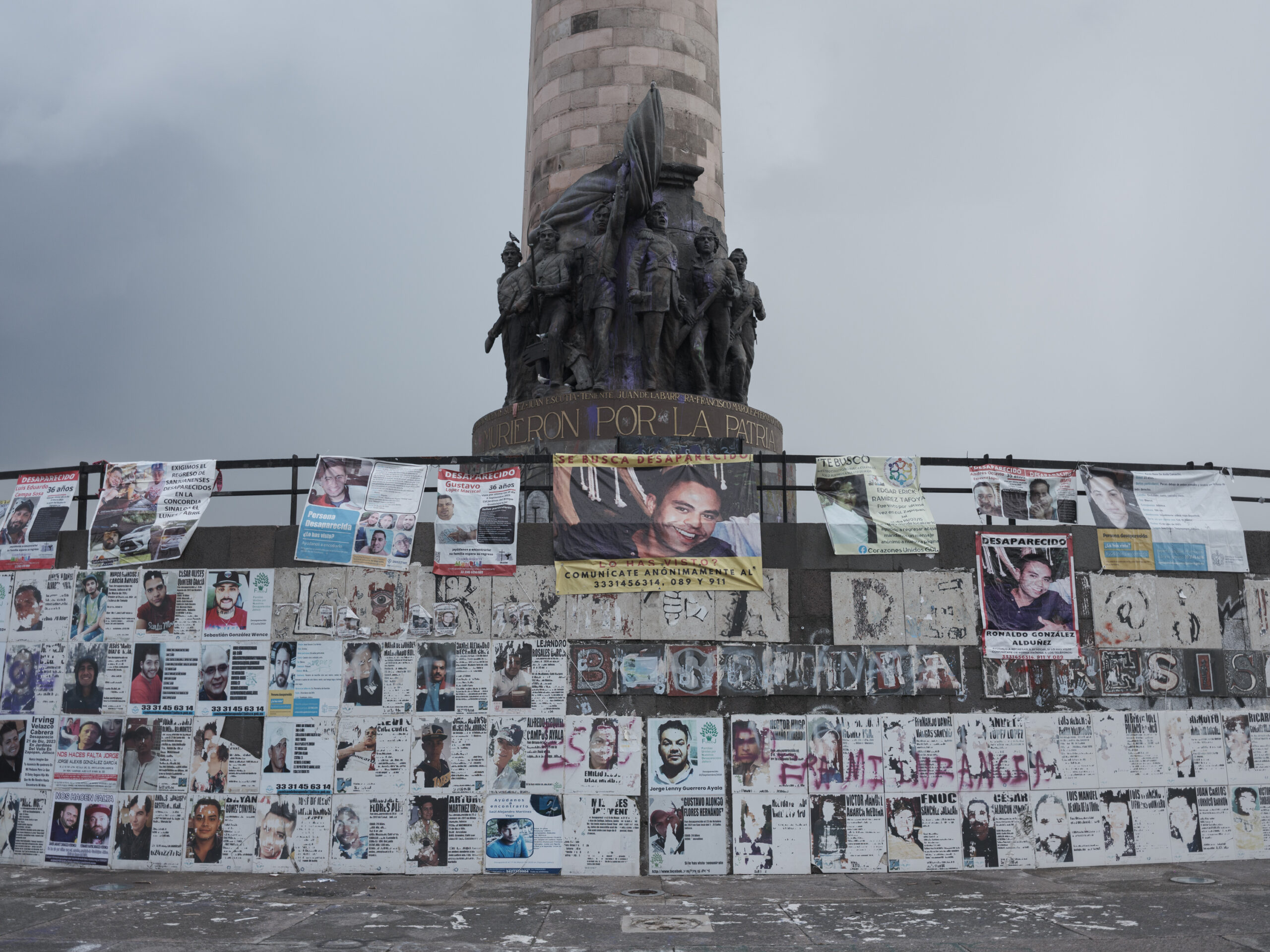 Mur amb fotografies de desapareguts en una plaça de Guadalajara (fotografia: Luis Antonio Rojas/The Washington Post).