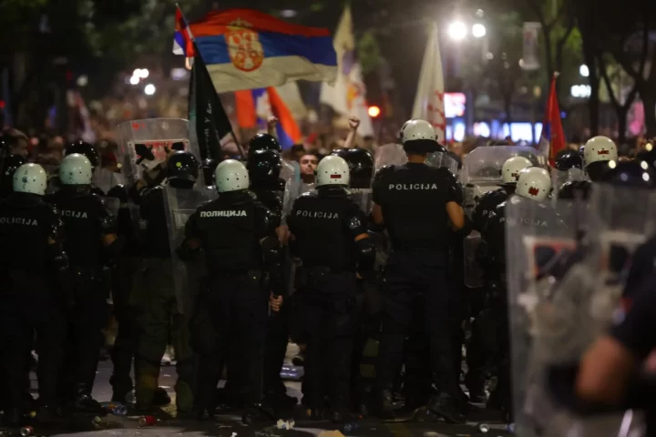 Cordó policíac en una manifestació anti-Vučić a Belgrad, al juny (fotografia: Andrej Cukic/Efe).