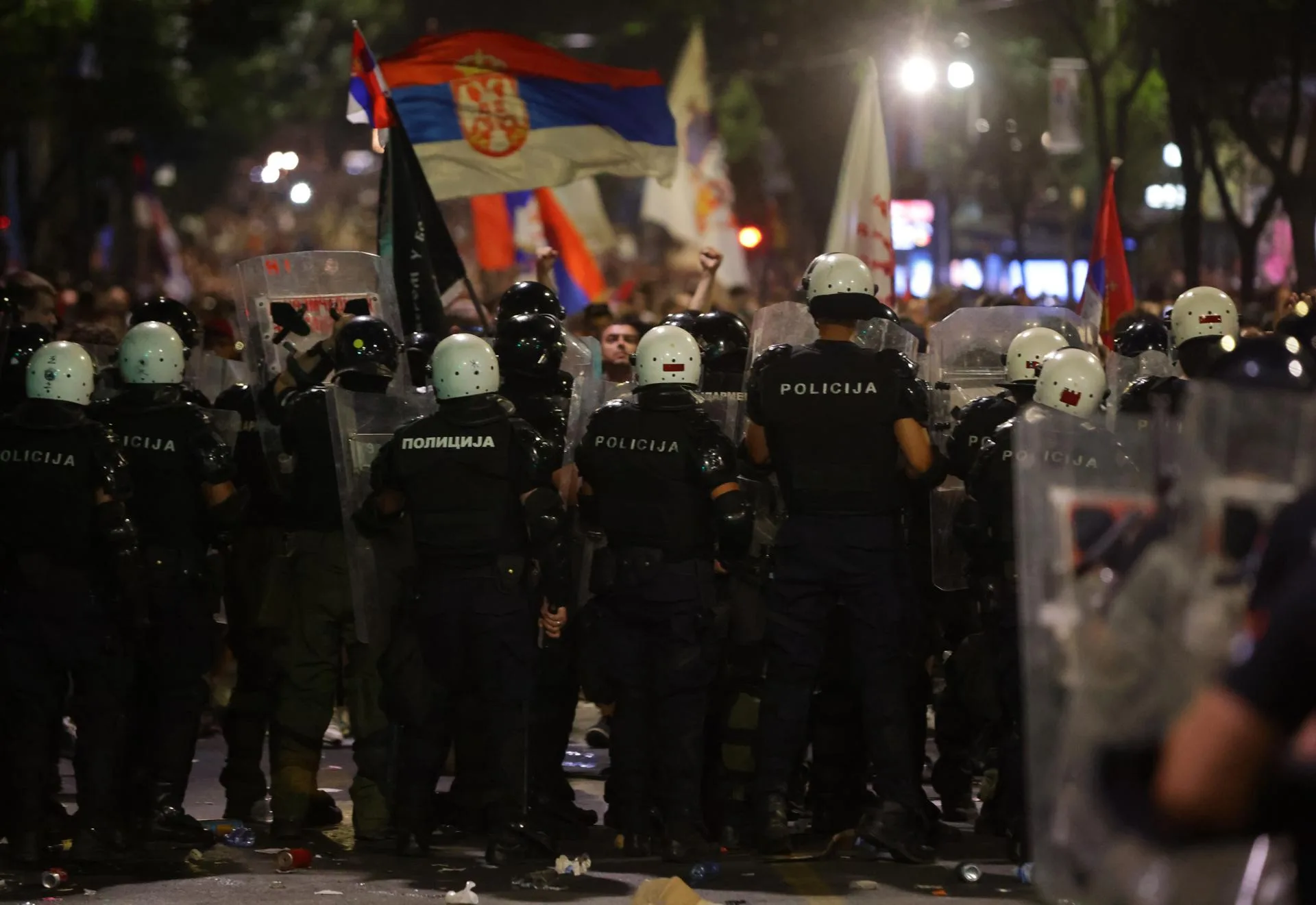 Cordó policíac en una manifestació anti-Vučić a Belgrad, al juny (fotografia: Andrej Cukic/Efe).