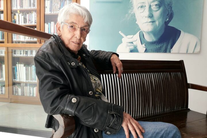 Antonina Canyeles en el moment de rebre el premi Jaume Fuster de l'AELC (fotografia: AELC).