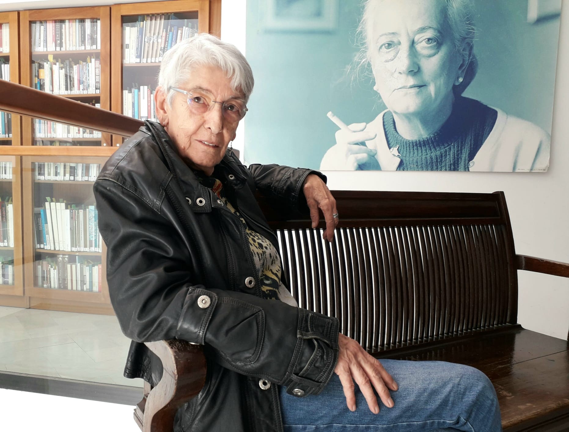 Antonina Canyeles en el moment de rebre el premi Jaume Fuster de l'AELC (fotografia: AELC).