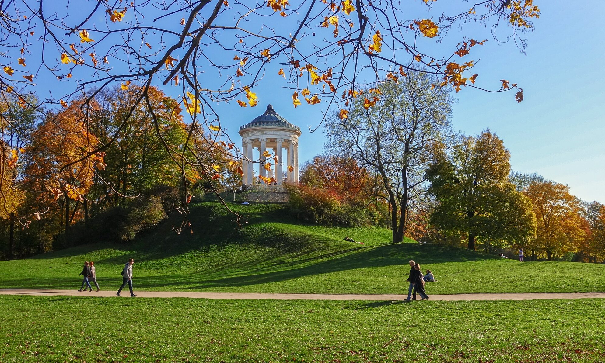 Vianants passegen per un parc a Múnic, a Alemanya (fotografia: PxHere).