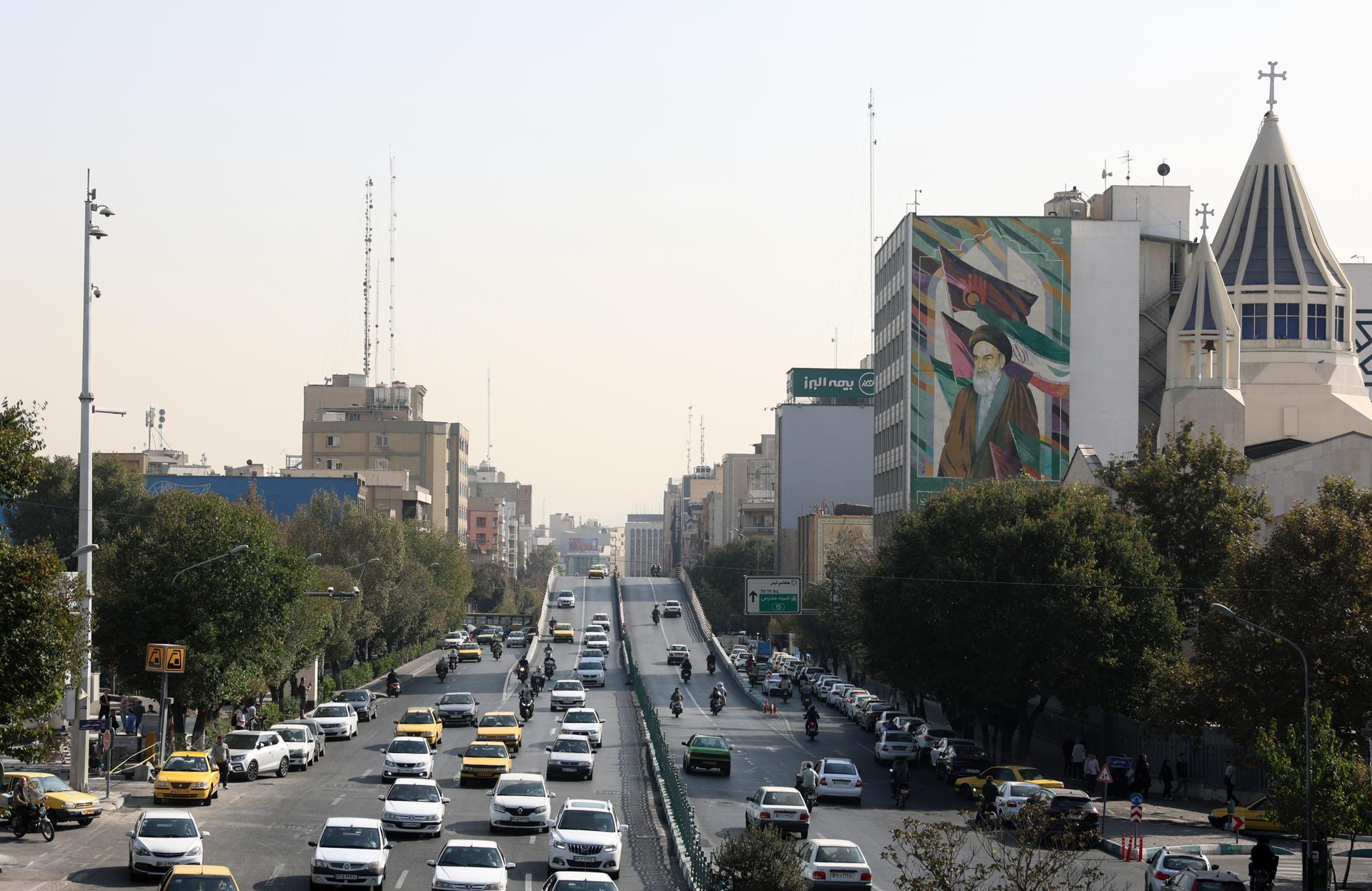 Un mural de l’aiatol·là Ruhollah Khomeini, fundador de la república islàmica, al costat de la catedral armènia apostòlica de Sant Sarkis, a Teheran. Fotografia: EFE/EPA/ABedin Taherkenareh.